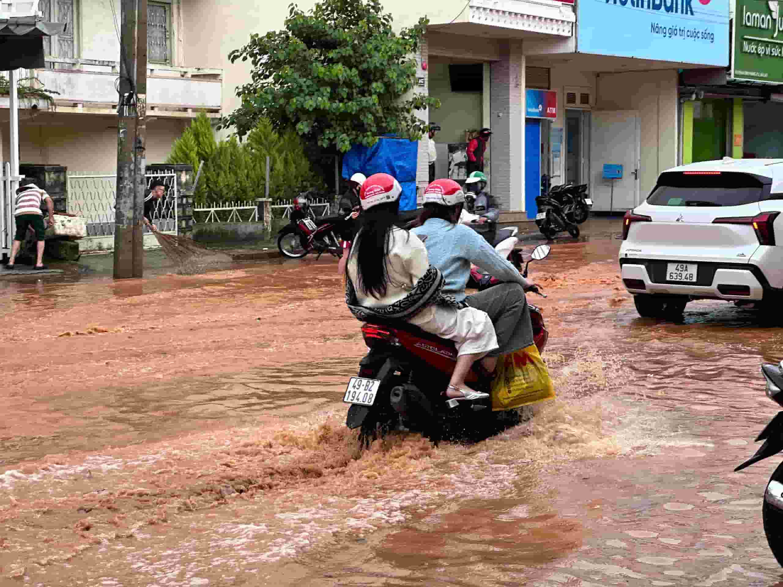 Mua lu keo theo bun dat do ngau tran pho xa. Anh: Lam Hong