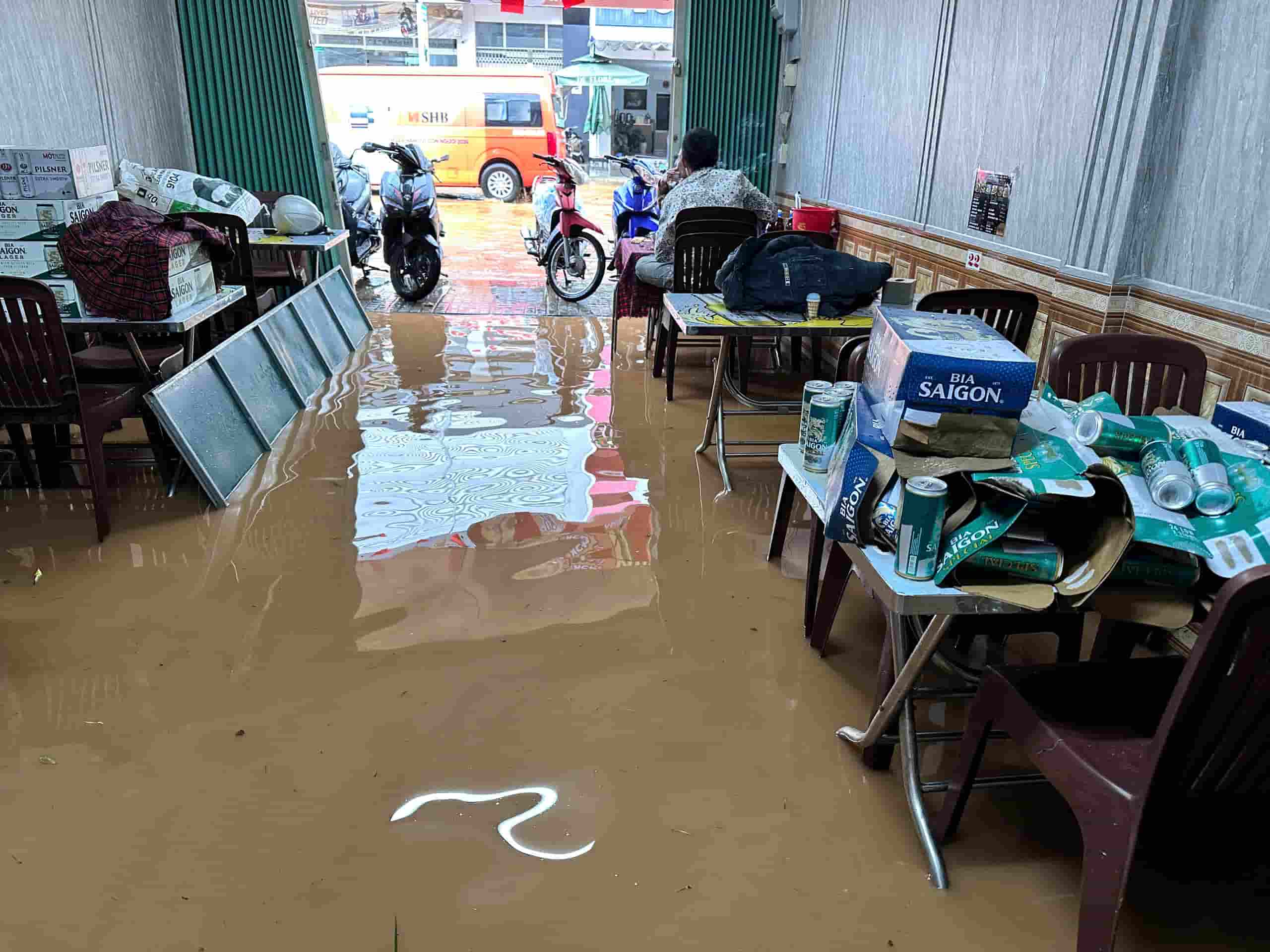 Cac vat dung sinh hoat bi hu hai do ngam nuoc mua. Anh: Lam Hong