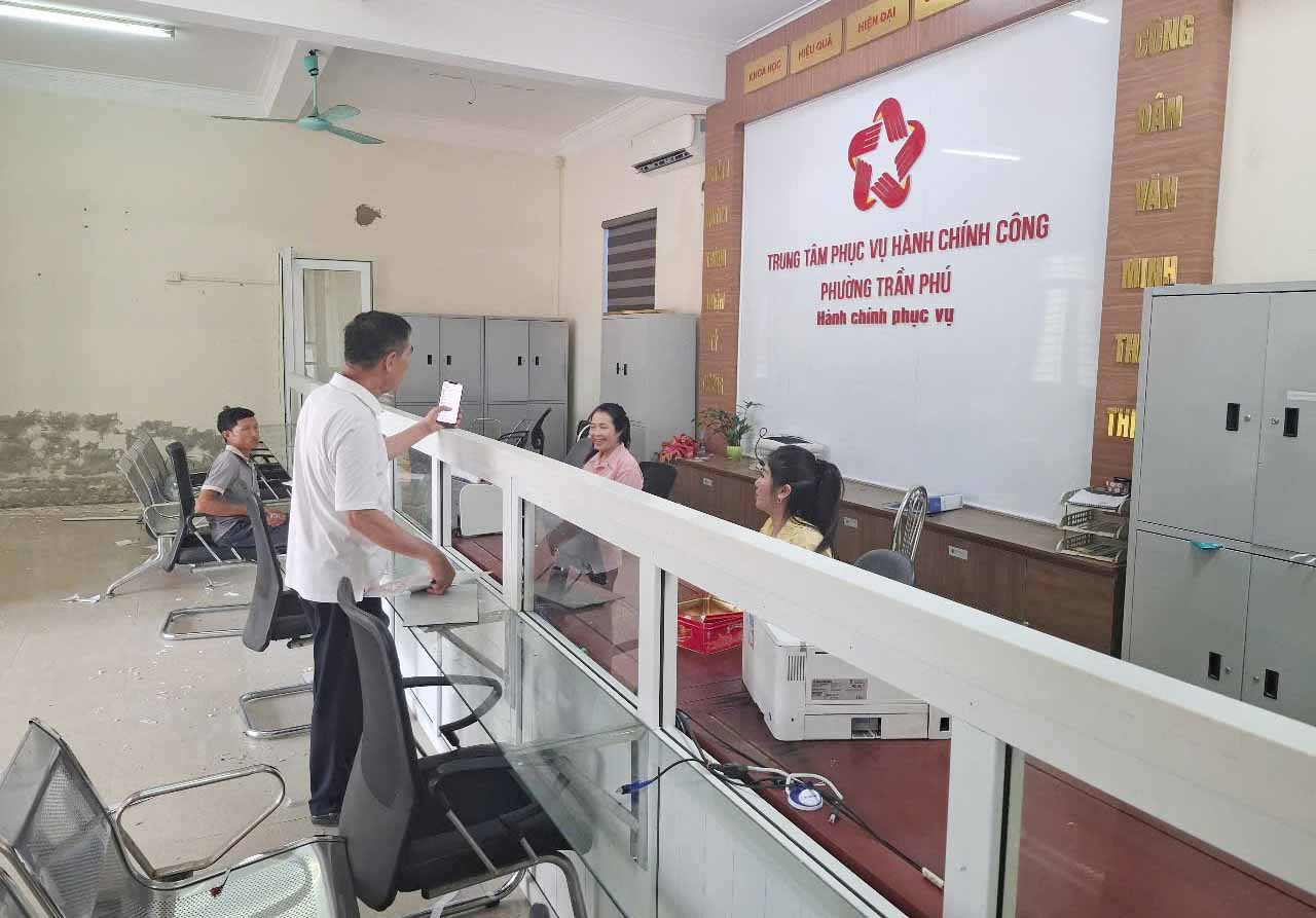 El Centro Administrativo Publico en Thach Ha Ward se ha adjunto a la nueva placa de nombre de Ward, Tran Phu Ward para estar listo para las pruebas. Foto: Tran Tuan.