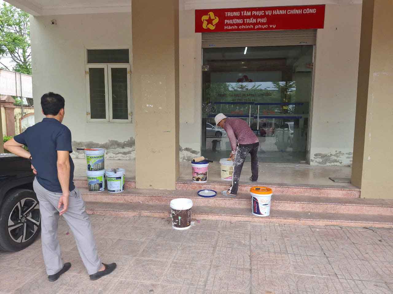 Tho son dang san sang son lai cac mang tuong bi bong troc o tru so phuong Tran Phu moi. Anh: Tran Tuan.