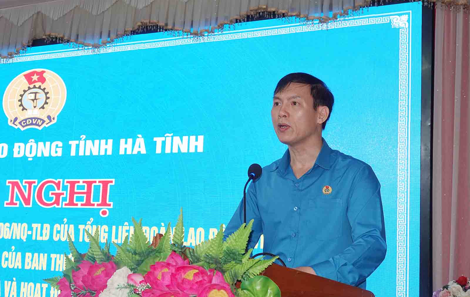 El Sr. Tran Hau Hung - Presidente del Comite Popular y presidente de la Union Sindical de la Federacion Laboral de la Provincia de Ha Tinh, informa los resultados de las actividades de inspeccion sindicales. Foto: Tran Tuan