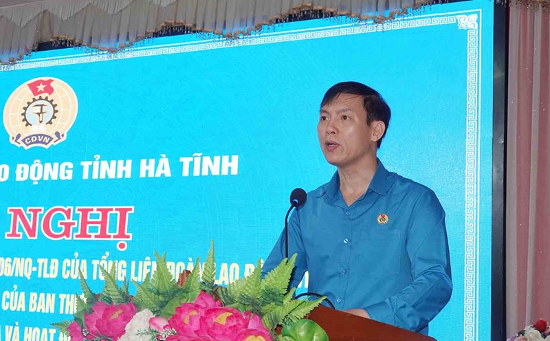 Mr. Tran Hau Hung - Chairman of the Inspection Committee and Chairman of the Trade Union of the Ha Tinh Provincial Federation of Labor - reported the results of the Trade Union inspection activities. Photo: Tran Tuan