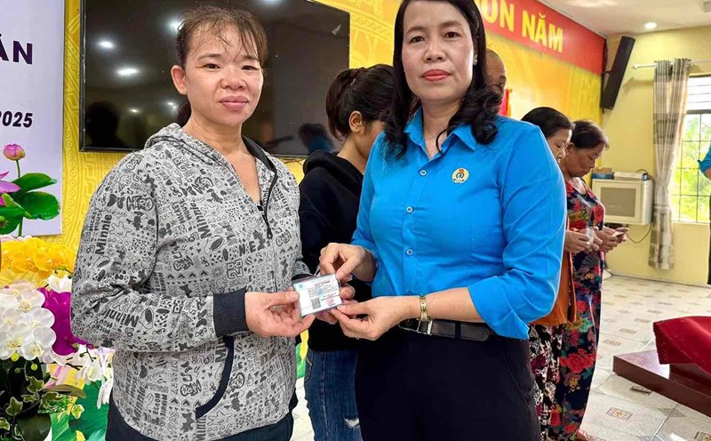 Chairwoman of Trang Bom District Labor Federation Tran Thi Hong Thao presented health insurance cards to union members' relatives. Photo: Trang Bom District Labor Federation (Dong Nai)