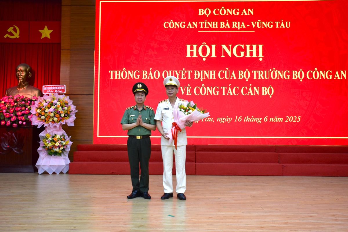 El mayor general Vu Nhu Ha (a la derecha de la foto) fue asignado para ser el director del Departamento de Policia de Tay Ninh. Foto: Thanh Trung