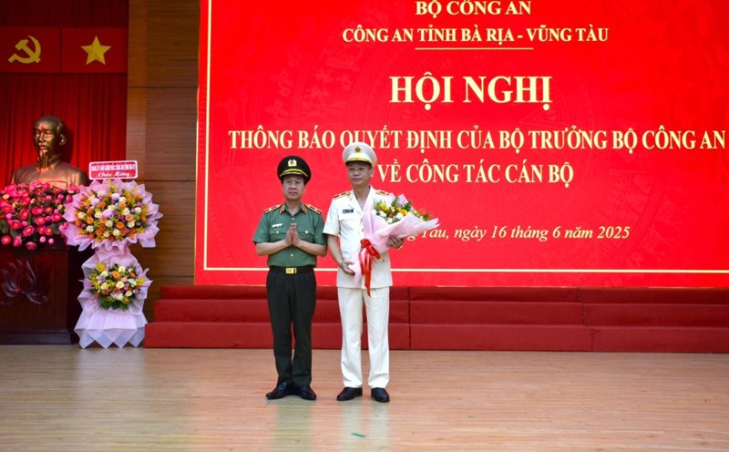 Major General Vu Nhu Ha (right of the photo) was transferred to be the Director of Tay Ninh Provincial Police. Photo: Thanh Trung