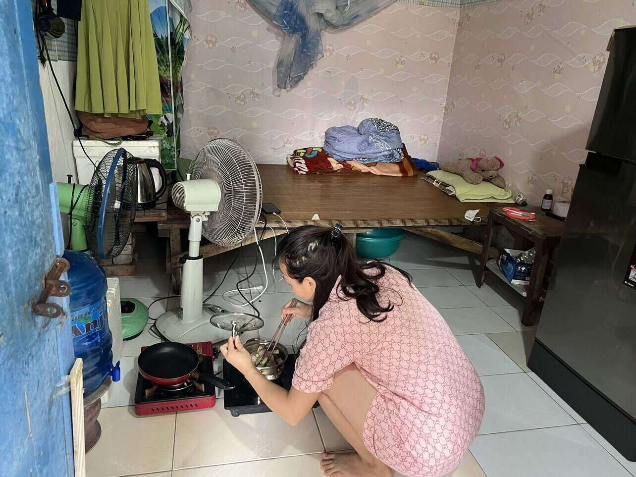 Với công nhân tỉnh lẻ, chi phí thuê trọ, sinh hoạt chiếm khá nhiều tiền lương. Khi áp dụng danh mục địa bàn cấp xã mới, công nhân kỳ vọng việc điều chỉnh lương tối thiểu sẽ giúp thu nhập tăng theo. Ảnh: Minh Hương.