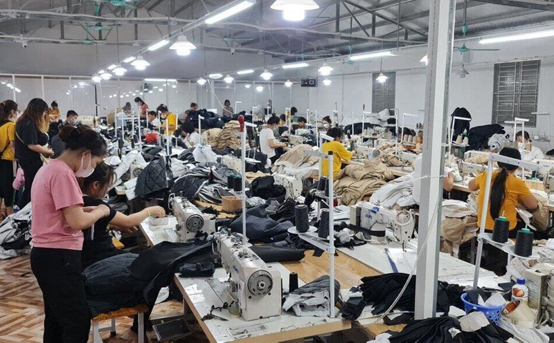 Many workers hope that from July 1, their income will be a little easy when the regional minimum wage increases. Photo: Manh Cuong