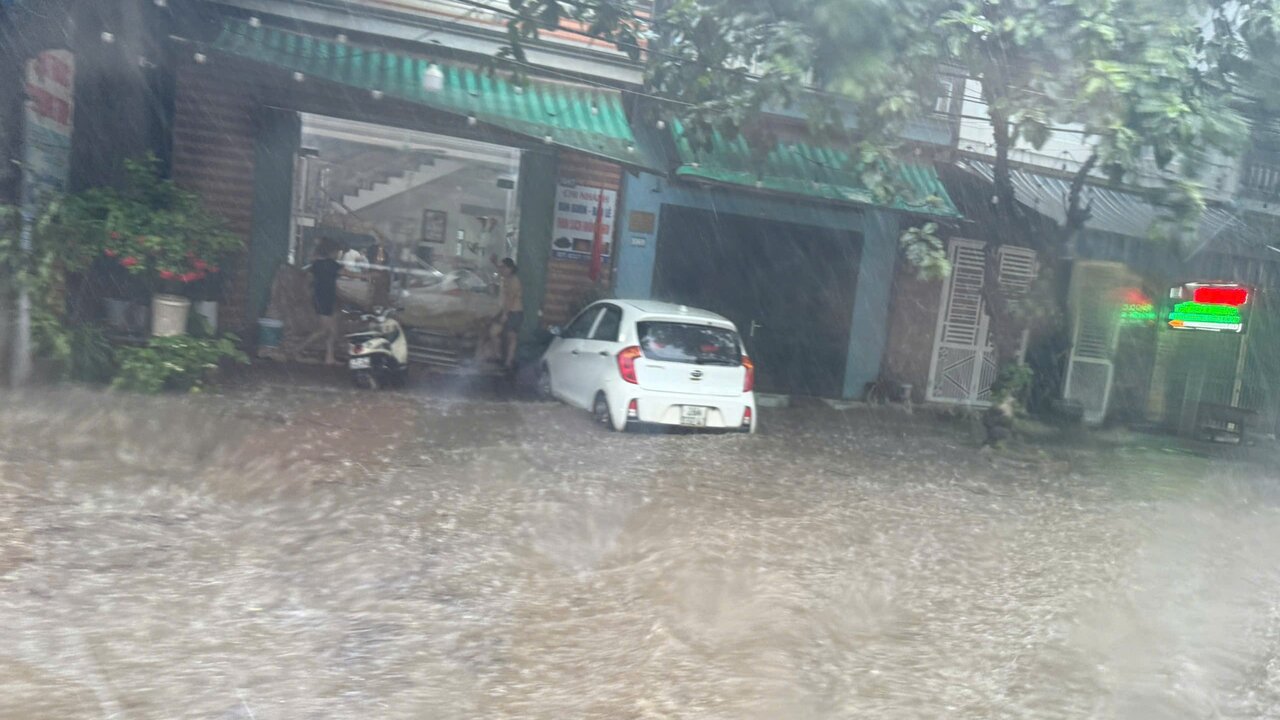 Cua hang bi nuoc ngap phu den gan be cua, duong pho trang duc nuoc bun.