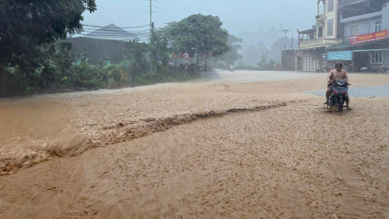 Nhieu tuyen duong ngap sau trong nuoc.