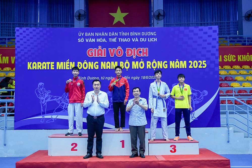 Dai bieu trao huy chuong cho cac van dong vien dat thanh tich. Anh: So VHTTDL Binh Duong