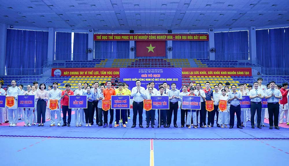 Delegates took souvenir photos with the delegations attending the tournament. Photo: Binh Duong Department of Culture, Sports and Tourism