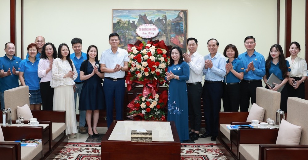 El vicepresidente permanente del VGCL Thai Thu Xuong felicito al colectivo de funcionarios, reporteros y empleados del periodico laborista. Foto: Hai Nguyen
