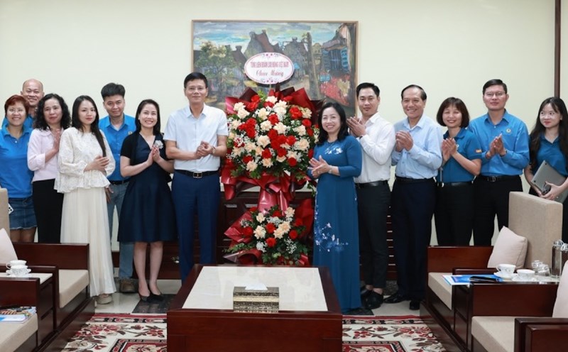 Permanent Vice President of the Vietnam General Confederation of Labor Thai Thu Xuong congratulated the staff, reporters, and employees of Lao Dong Newspaper. Photo: Hai Nguyen
