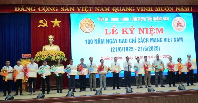 Dai dien Van phong Mien Trung bao Lao Dong (bia trai) nhan bang khen cua tinh Quang Nam. Anh: Nguyen Hoang