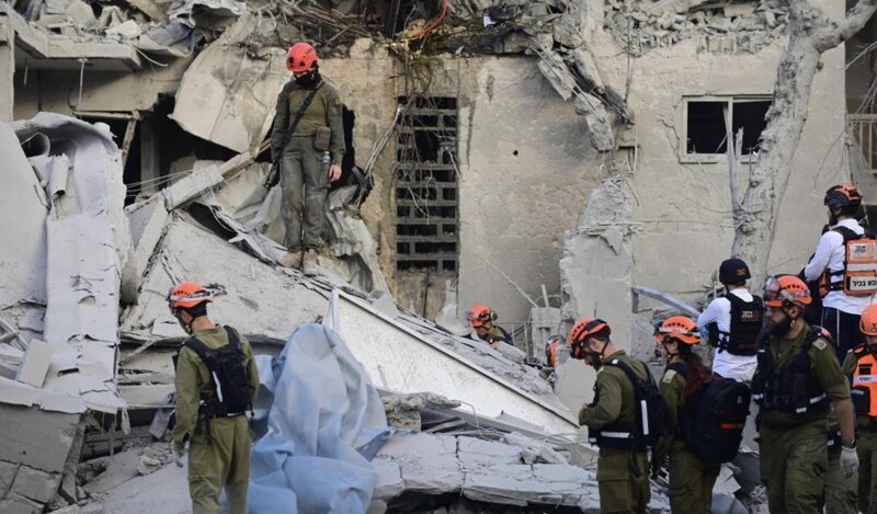 Las fuerzas de rescate israelies operan despues de un ataque irani. Foto: Xinhua