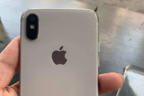 Old hand-carried iPhones and the risk of being left empty-handed when the device is covered with hidden iCloud. Photo: Ha May