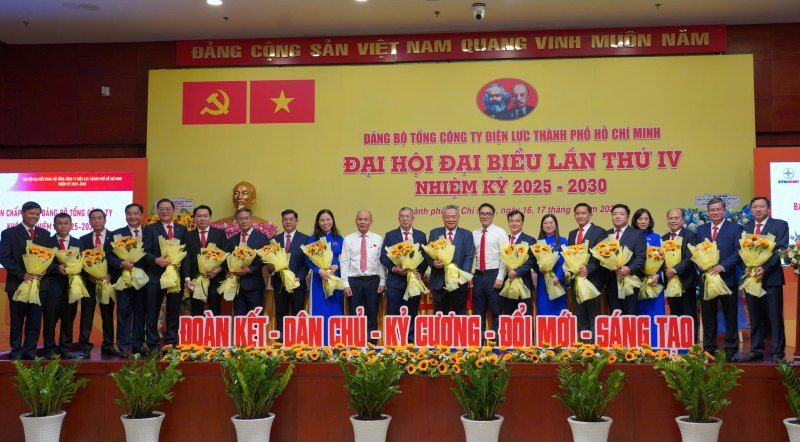 Ban Chấp hành Đảng bộ EVNHCMC nhiệm kỳ 2025 - 2030 ra mắt đại hội. Ảnh: Đức Long