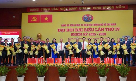 Ban Chấp hành Đảng bộ EVNHCMC nhiệm kỳ 2025 - 2030 ra mắt đại hội. Ảnh: Đức Long