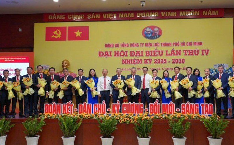 The EVNHCMC Party Committee for the 2025-2030 term launched the congress. Photo: Duc Long