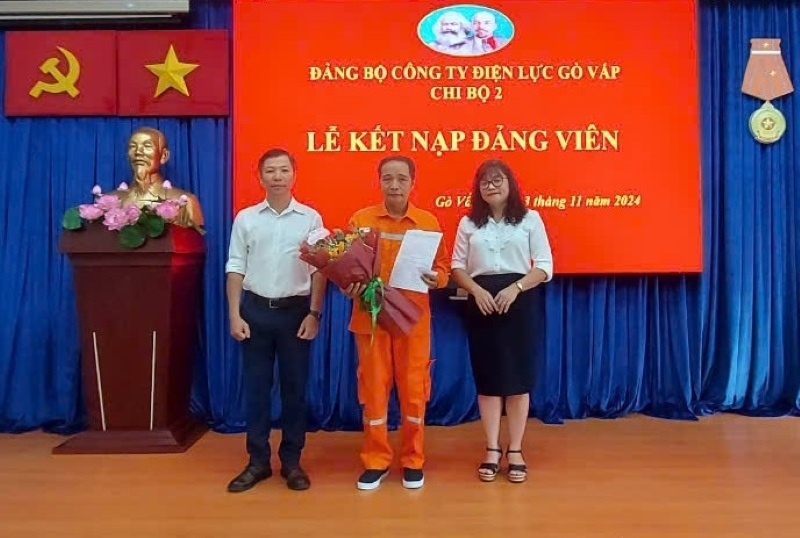 Chi bo 2, Dang bo Cong ty Dien luc Go Vap ket nap Dang cho doan vien cong doan uu tu, cong nhan truc tiep. Anh: Duc Long