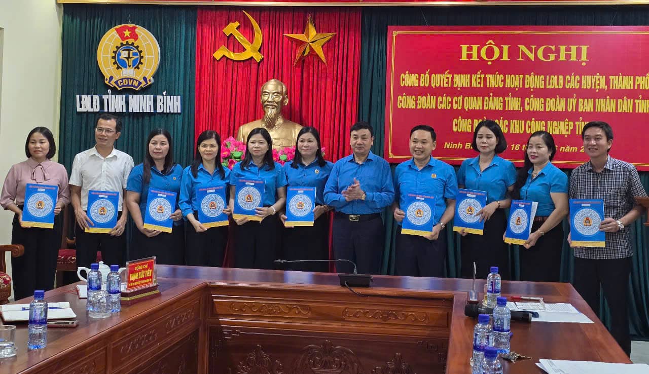 El Sr. Hoang Manh Hung - Presidente de la Federacion Laboral de la Provincia Ninh Binh, otorgo decisiones para poner fin a las actividades de 10 sindicatos superiores directamente a nivel de base. Foto: Dieu Anh