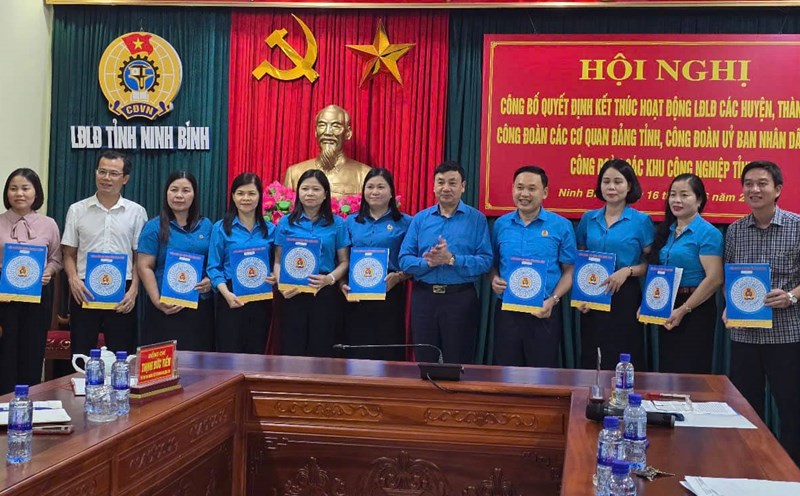 Mr. Hoang Manh Hung - Chairman of the Ninh Binh Provincial Federation of Labor - presented the decisions to end the activities of 10 trade unions at the grassroots level. Photo: Dieu Anh