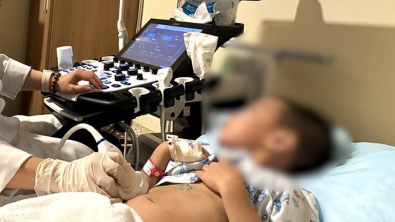 A child patient received an ultrasound because of the risk of food poisoning. Photo: NGUYEN LY