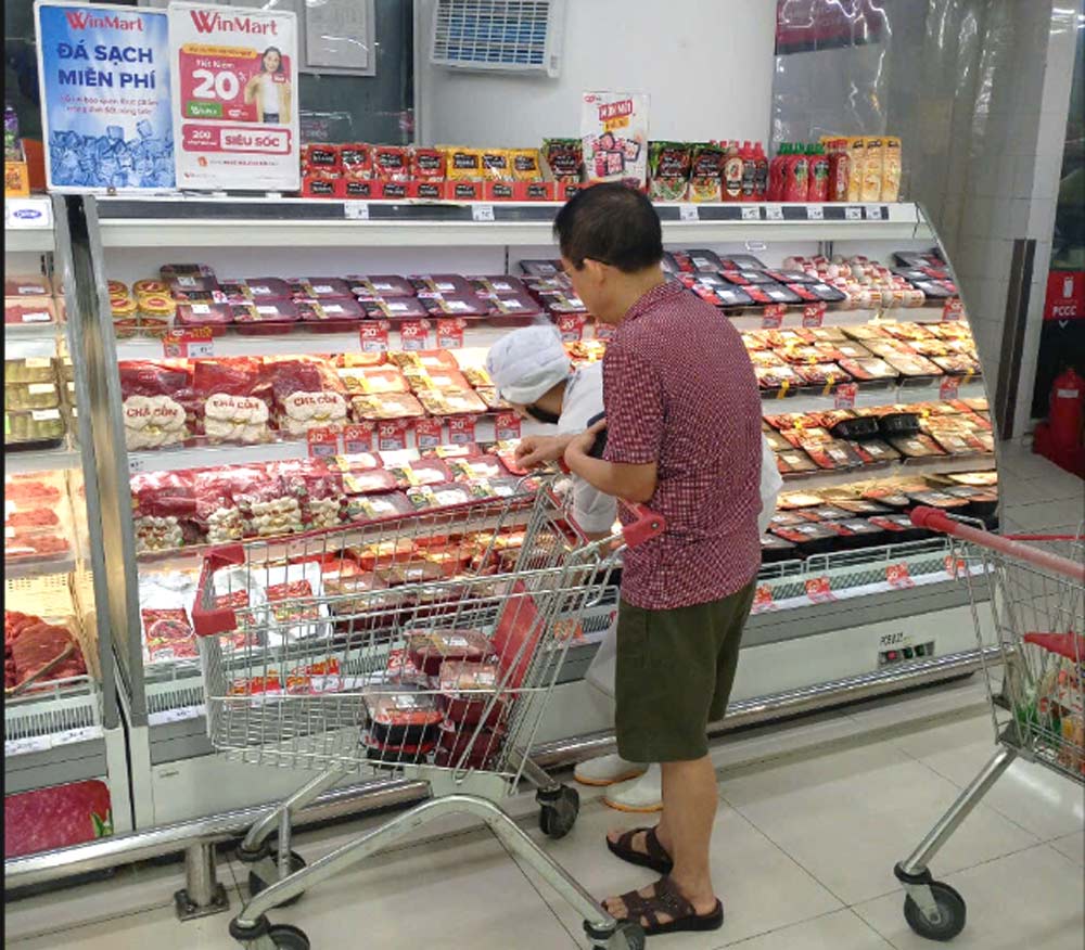 An tam chon mua thit u mat MEATDeli tai sieu thi WinMart/ WinMart+, WiN. Anh: Hong Van