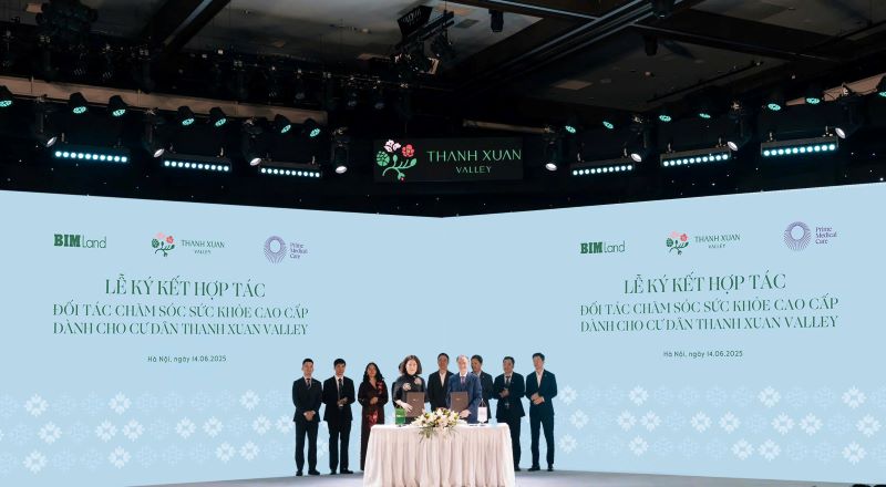 Representatives of BIM Land and PMC signed a cooperation agreement to deploy a health care center in Thanh Xuan Valley. Photo: BIM Land