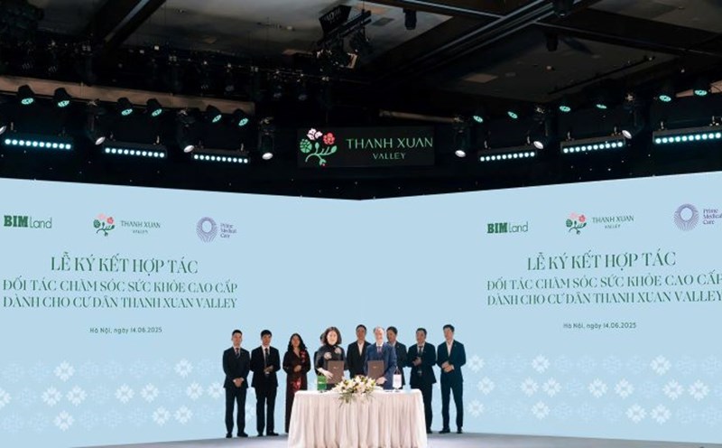Representatives of BIM Land and PMC signed a cooperation agreement to deploy a health care center in Thanh Xuan Valley. Photo: BIM Land