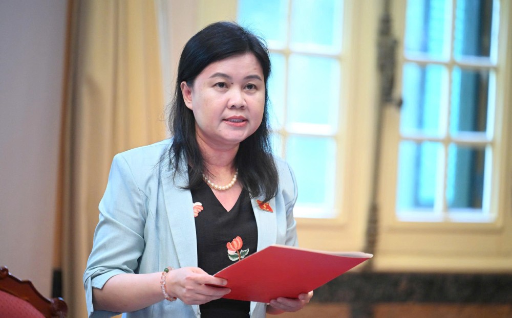El vicepresidente del Comite de Derecho y Justicia, Nguyen Phuong Thuy, discutio el contenido basico de la resolucion que modifica y complementa una serie de articulos de la Constitucion de la Republica Socialista de Vietnam. Foto: Tran Vuong