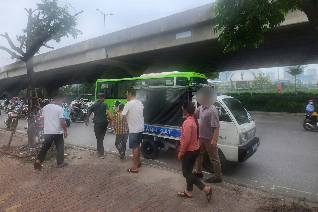 Cơ quan chức năng đưa những người liên quan. Ảnh: Đặng Tiến