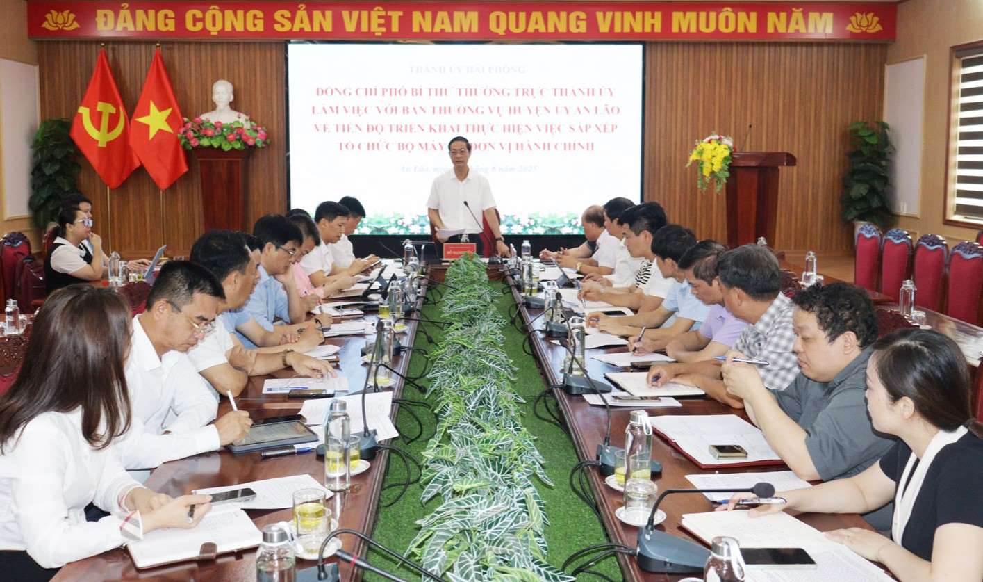 Secretario Subdirector Permanente del Comite del Partido de la Ciudad Do Manh Han hablo en la reunion con el Comite Permanente de un Comite del Partido del Distrito de LAO. Foto: Hai Phong E -Portal