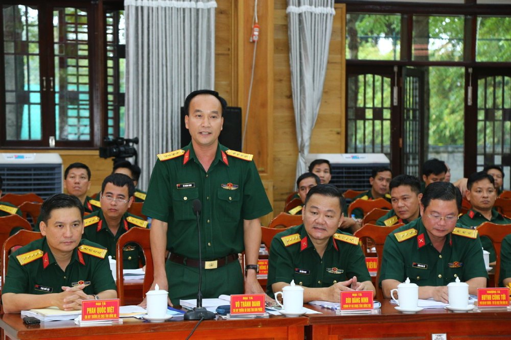 Army Colonel Vo Thanh Danh received the handover of the Commander of the Military Command of Dong Nai province after the merger. Photo: Military Region 7
