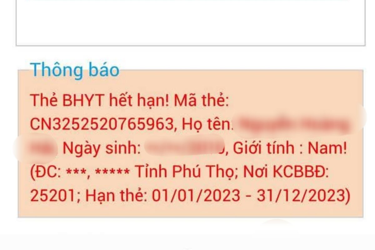 Có phụ huynh phát hiện thẻ thuốc của con mình hết hạn từ lâu. Ảnh: NVCC.