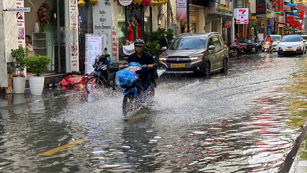 Nguoi dan va du khach bi bom loi nuoc o pho Tay Bui Vien, TPHCM. Anh: Anh Tu