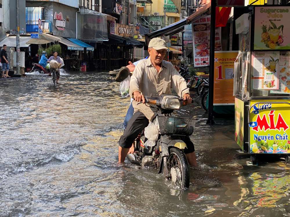 Mua gay ngap khien phuong tien luu thong kho khan. Anh: Anh Tu