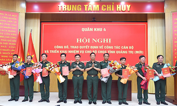 The Head of the Military Region 4 Command presented the decision of the Minister of National Defense to the officers of the new Quang Tri Provincial Military Command. Photo: Huy Cuong