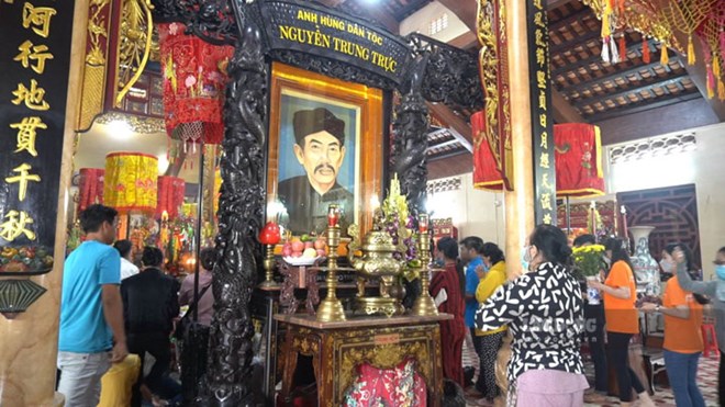 Nguoi dan den Le hoi Nguyen Trung Truc. Anh: Nguyen Anh