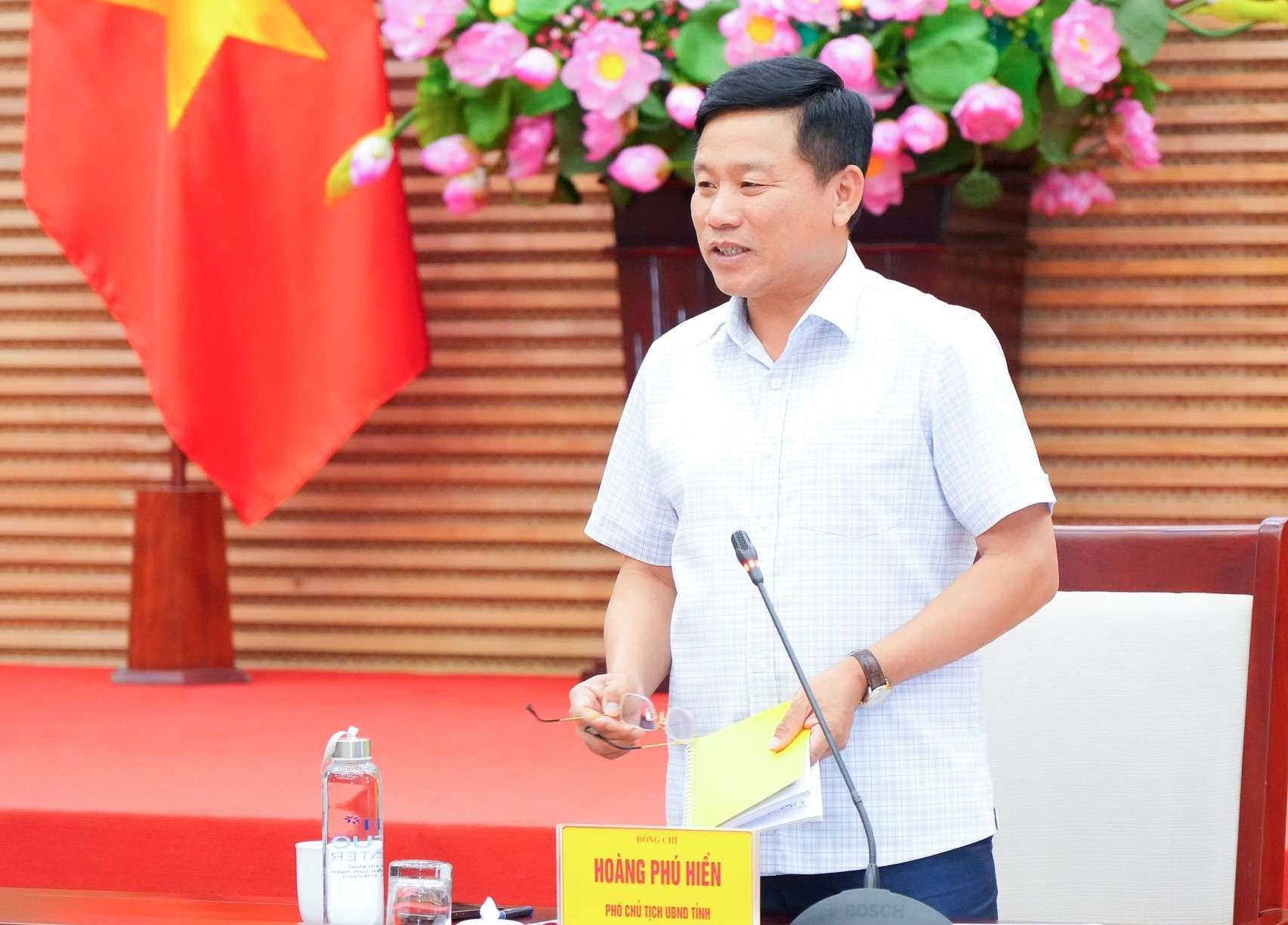 Sr. Hoang Phu Hien - Vicepresidente de Nghe, un Comite Popular Provincial pidio a los distritos que completara las tareas restantes antes de que el nivel de distrito terminara la operacion. Foto: Thanh Cuong