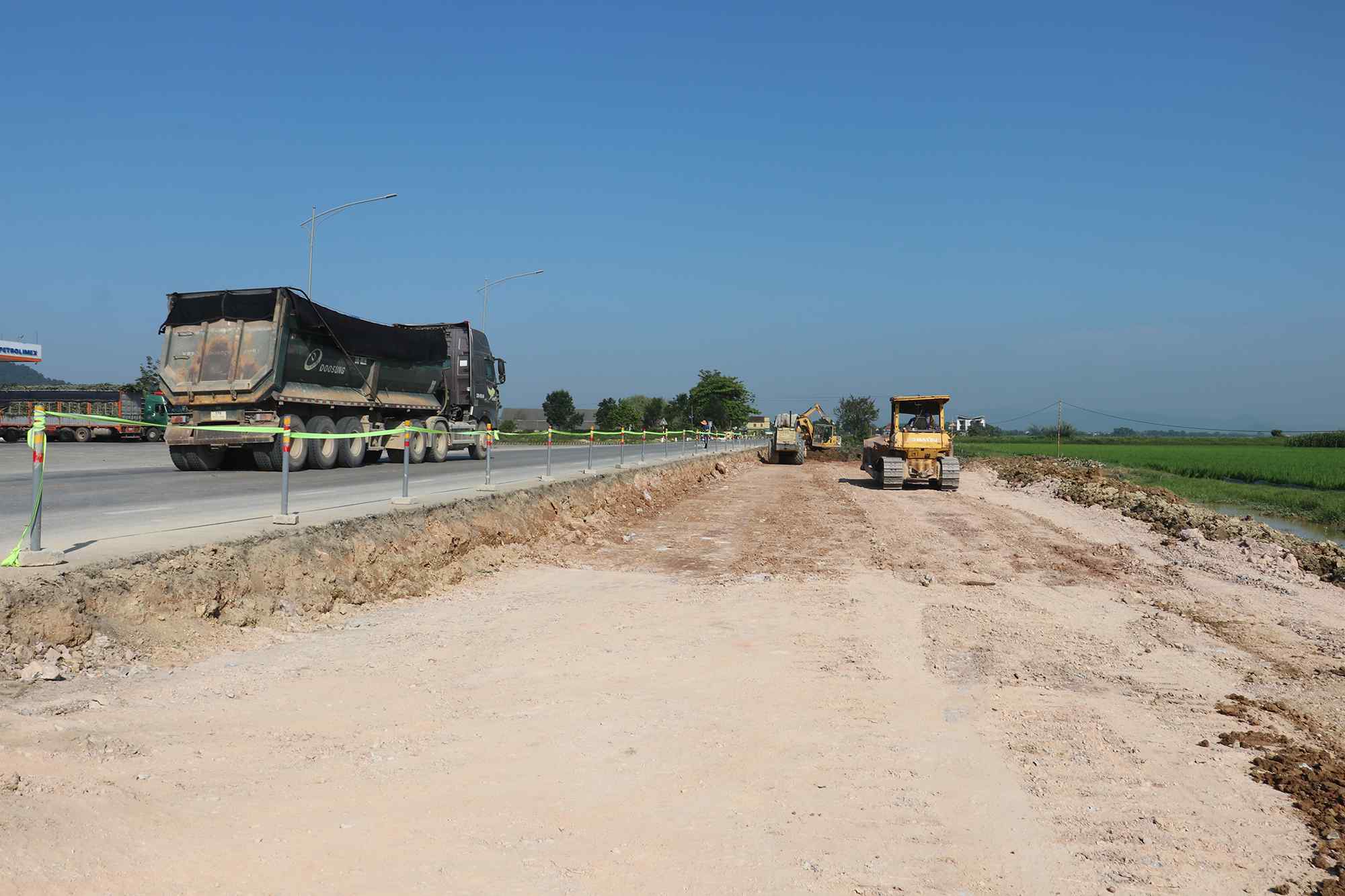 Du an cai tao, mo rong Quoc lo 46 doan Vinh – Nam Dan den nay con vuong mat bang. Anh: Ngoc Anh