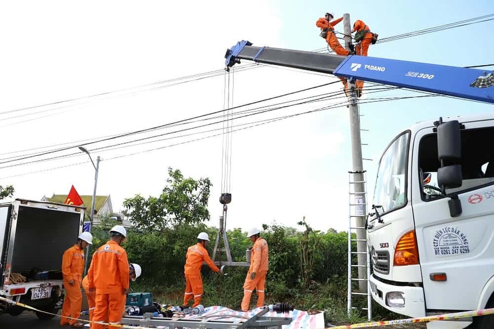 Dak Nong Power Company conducts a drill to handle power grid incidents. Photo: Tam An