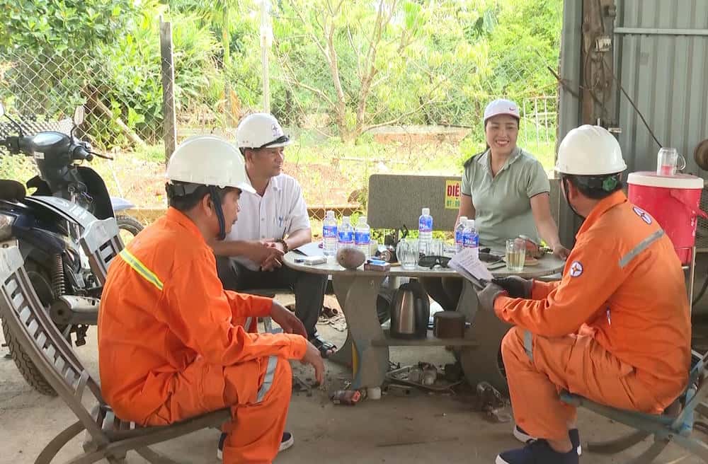 PC Dak Nong tich cuc tuyen truyen, huong dan nguoi dan tuan thu nghiem ngat cac nguyen tac an toan dien. Anh: Tam An