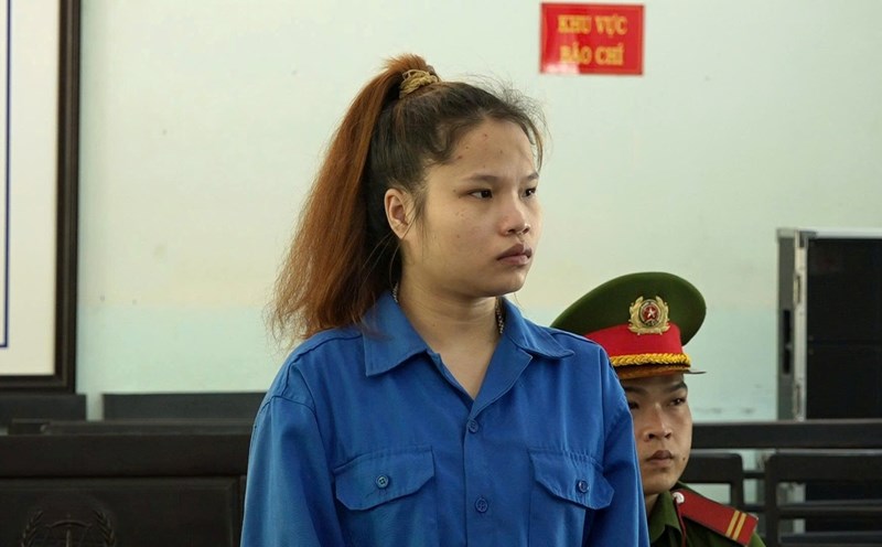 Sentencing a girl in Hue to prison for drug-related crimes.