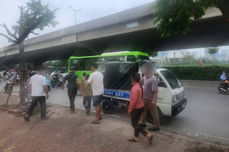 Co quan chuc nang dua tai xe taxi, xe om cung bi hai ra hien truong. Anh: Dang Tien