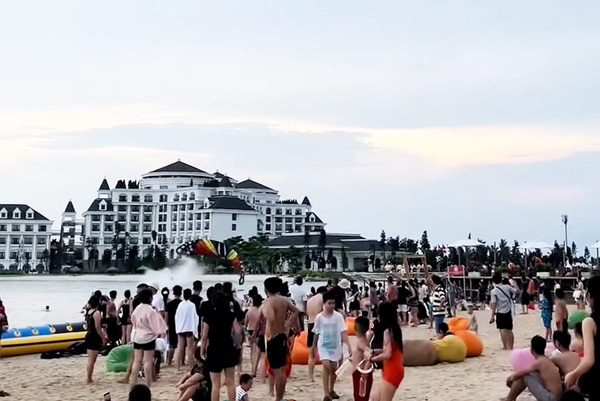 The moment the parachute fell into Ha Long sea, Quang Ninh. Photo: Dieu Hoang