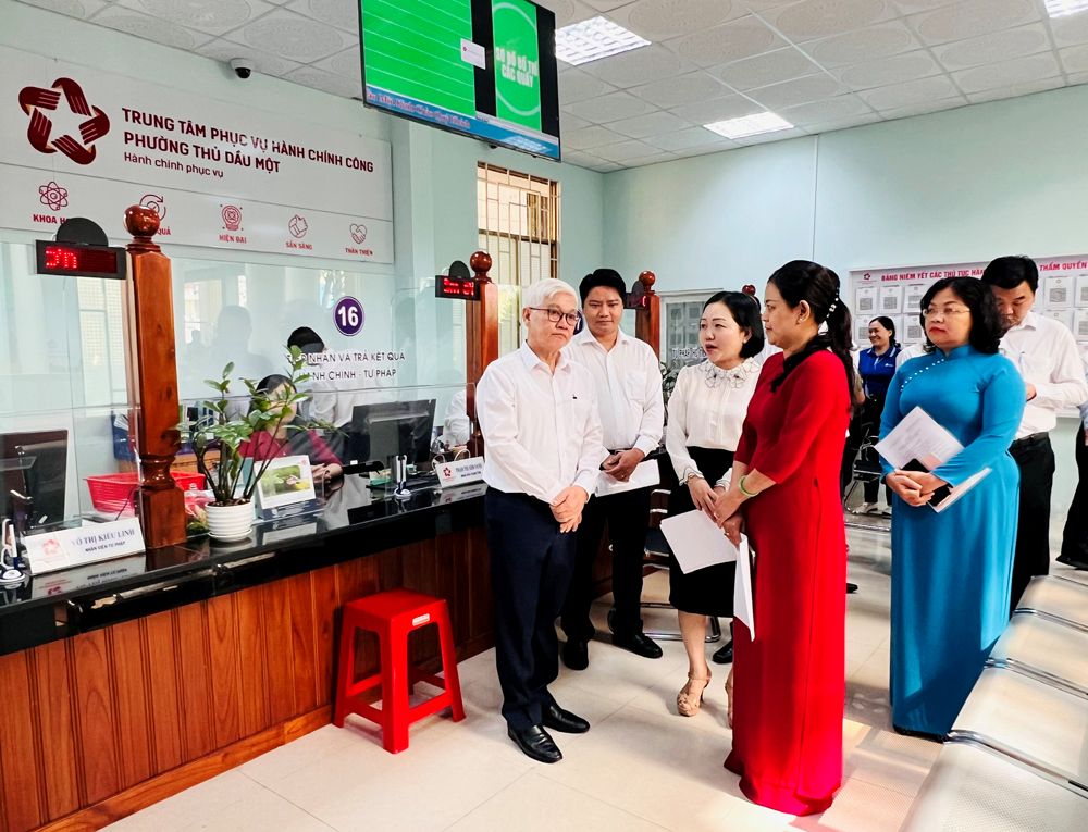 Bi thu Tinh uy Binh Duong kiem tra Trung tam Phuc vu Hanh chinh cong phuong Thu Dau Mot. Anh: Dinh Trong