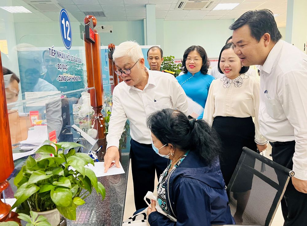 Provincial leaders surveyed the headquarters of the new Thu Dau Mot Ward People's Committee. Photo: Binh Duong Provincial Electronic Information Portal