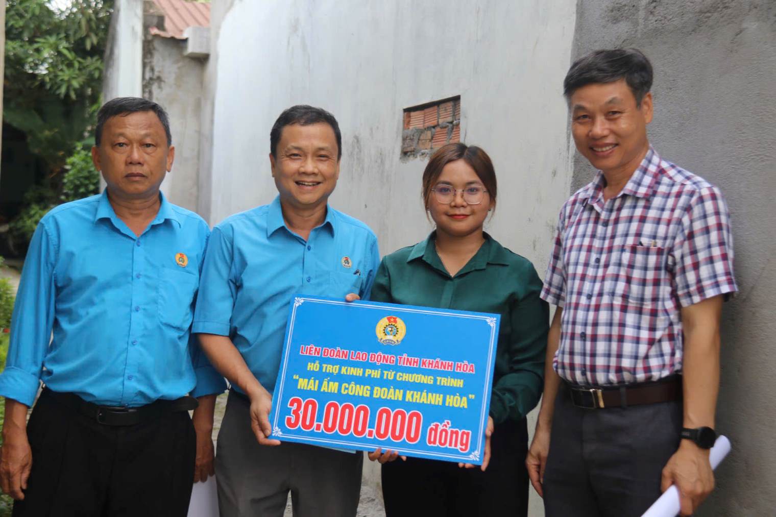 El Sr. Bui Dang Thanh - Vicepresidente permanente de la Federacion Laboral de Khanh Hoa - entrego la casa de reparacion a la Sra. Cao Thi Kim Chi (Khanh Binh Commune, distrito de Khanh Vinh). Foto: Phuong Linh