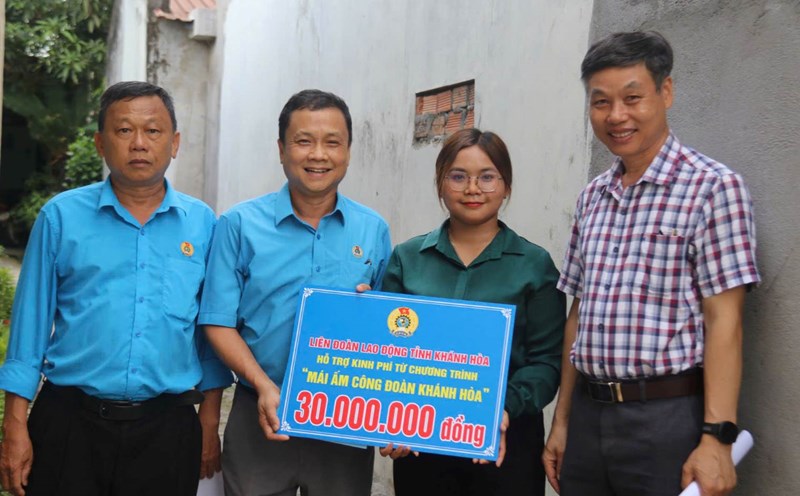 Mr. Bui Dang Thanh - Permanent Vice President of Khanh Hoa Provincial Federation of Labor - handed over the repair house to Ms. Cao Thi Kim Chi (Khanh Binh commune, Khanh Vinh district). Photo: Phuong Linh